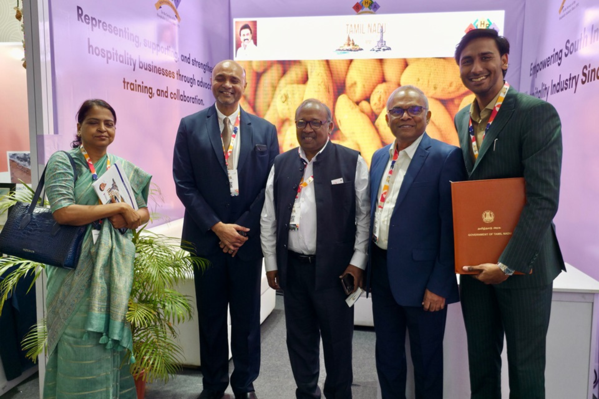 Senior Officials Visit SIHRA Pavilion